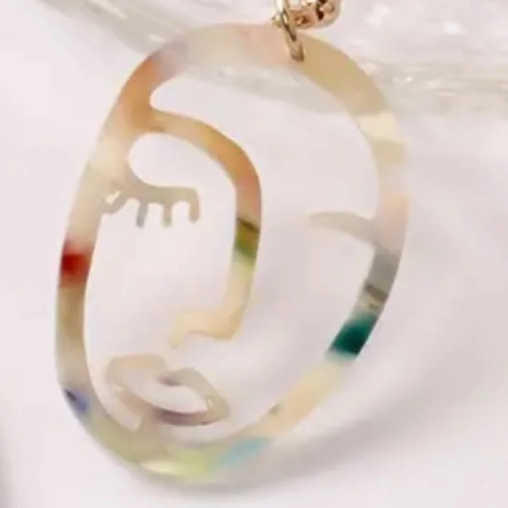 Elegant Face Shaped Art Deco Earrings: Timeless Style - Picture 6 of 8